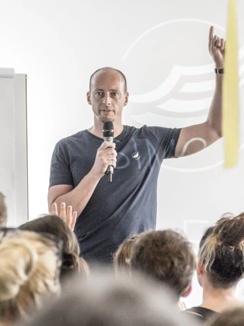 Jens Zuschke bei einem Seminar mit Mikrofon